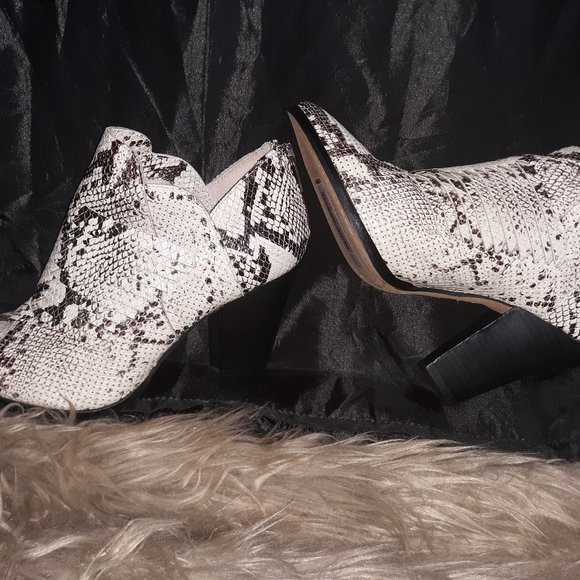 ((Listing#161))((NEW))  Vince Camuto - Picture 1 of 9